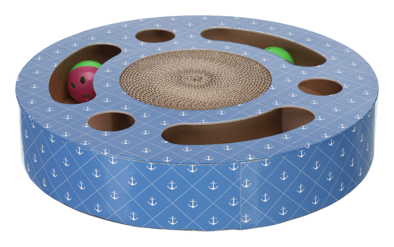 Rundes Katzenspielzeug von TRIXIE mit der EAN 4011905480046. Geeignet für Katzen, fördert es die Aktivität und den Spieltrieb. Das blaue Design mit Anker-Muster enthält bunte Bälle und eine Kratzfläche aus Pappe in der Mitte. Perfekt zur Beschäftigung und