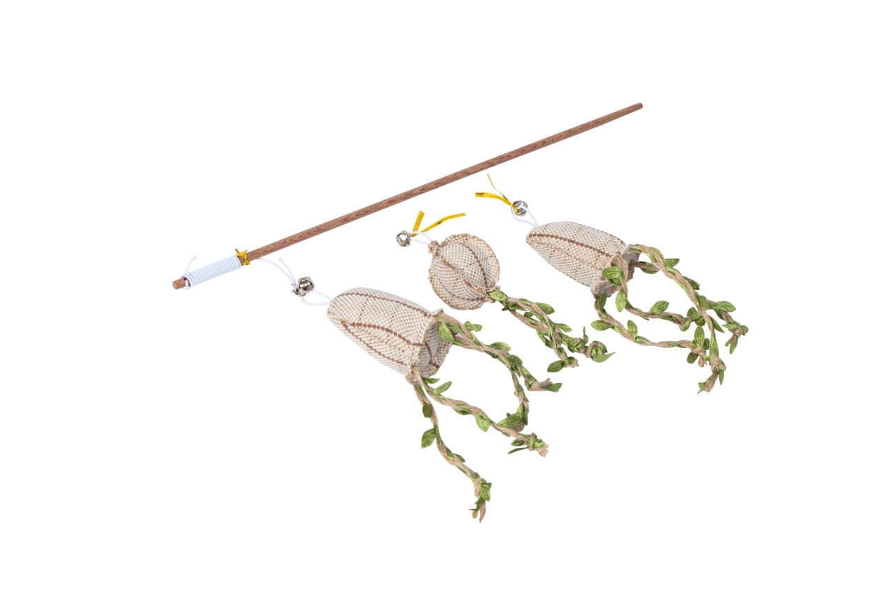 Quapas Katzenspielzeug: Holzstab mit 3 Stoff-/Sisal-Anhängern, grünen Bändern. Fördert Bewegung & Spieltrieb.