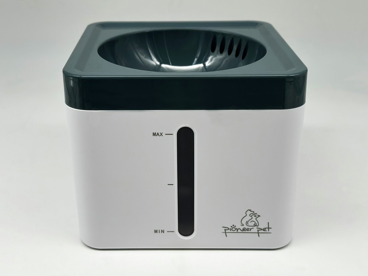 Trinkbrunnen von Pioneer Pet, für Katzen und Hunde, modernes Design, gut sichtbar mit Max--Min-Anzeige, 1,5 Liter Volumen.