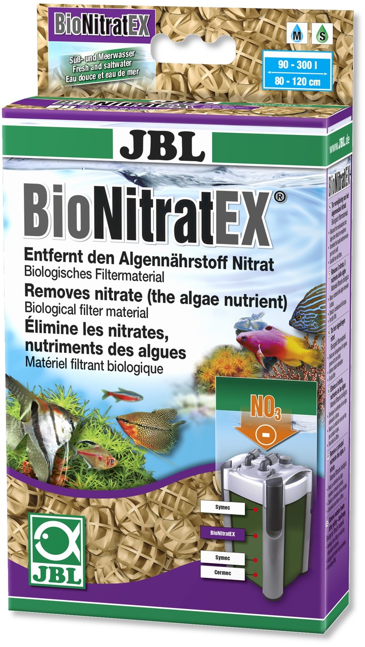 Das Bild zeigt die Verpackung des Produkts "JBL BioNitratEX", einem biologischen Filtermaterial für Aquarien. Es entfernt Nitrat, das als Nährstoff für Algen dient, und ist für Süß- und Meerwasseraquarien geeignet. Die Verpackung gibt an, dass das Produkt