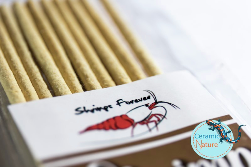 CeramicNature Shrimps Forever Futtersticks für Garnelen, speziell für Aquarien, beige Sticks, rote Garnele auf Etikett.