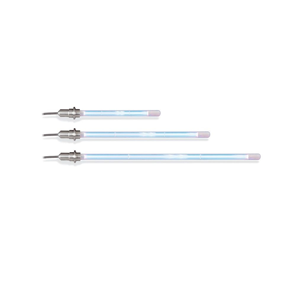 Auf dem Bild sind vier transparente, längliche Glasstäbe mit metallischen Anschlüssen dargestellt, die in verschiedenen Längen angeordnet sind. Diese Produkte gehören zur Marke Genesis und sind UV-Ersatzlampen für Teichklärer. Sie dienen der Algenbekämpfu