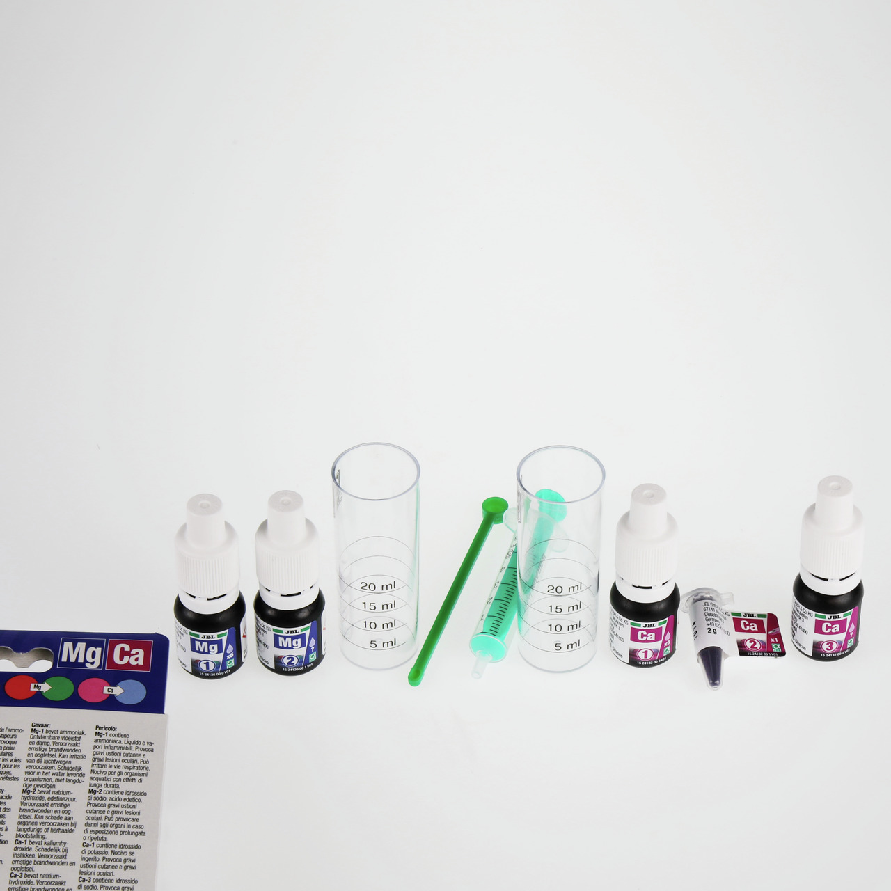 Das Bild zeigt das JBL Magnesium-Calcium-Test-Set für Aquarien. Es enthält zwei Messgläser mit Skala, eine grüne Dosierhilfe, eine Spritze sowie mehrere Fläschchen mit Reagenzien für die Wasseranalyse. Das Set dient der präzisen Bestimmung von Magnesium- 