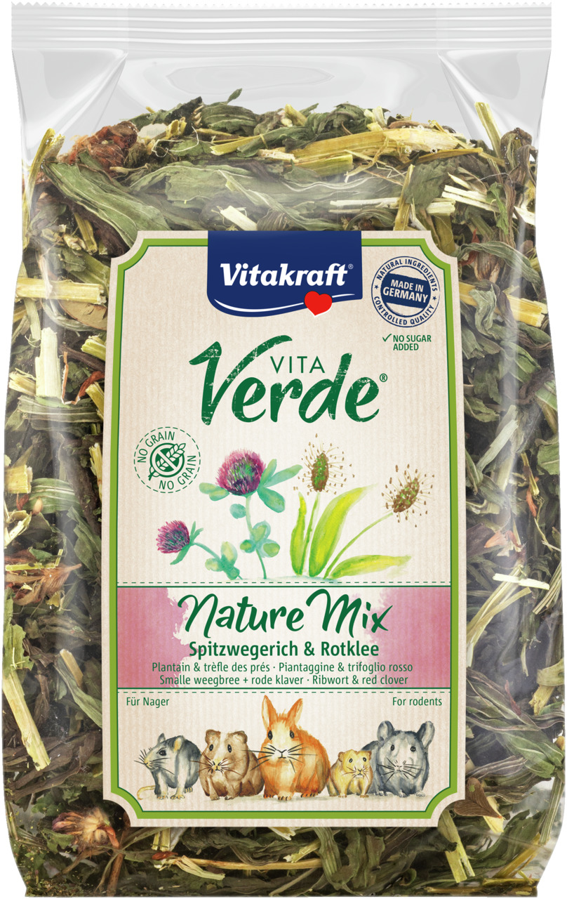 Das Bild zeigt eine Verpackung des Produkts „Vitakraft Vita Verde Nature Mix Spitzwegerich & Rotklee“. Es handelt sich um ein natürliches Ergänzungsfuttermittel für Nager wie Meerschweinchen, Kaninchen und Hamster. Die Mischung enthält Spitzwegerich und R