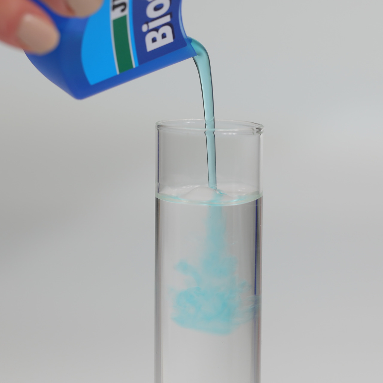JBL Biotopol, Wasseraufbereitungsmittel für Aquarienfische, verbessert Wasserqualität, neutralisiert Schadstoffe, blaue Flüssigkeit.