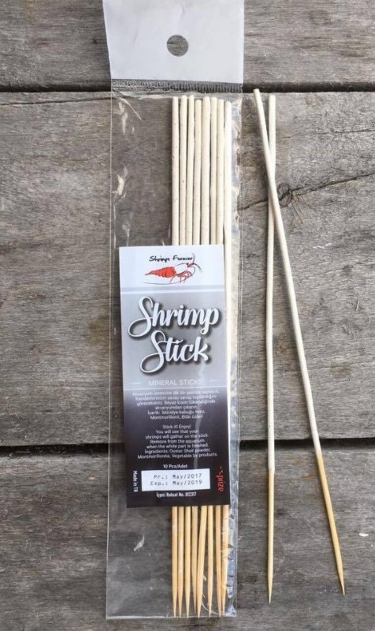 Das Bild zeigt eine Verpackung der Marke CeramicNature mit dem Produktnamen "Shrimp Stick Mineral Sticks". Zielgruppe sind Garnelenhalter. Die Sticks dienen als mineralstoffreiche Nahrungsergänzung für Garnelen. Die Verpackung enthält 10 Sticks, die in ei