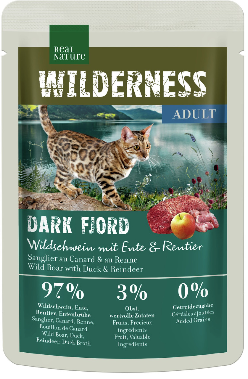 Das Bild zeigt eine Verpackung des Katzenfutters „REAL NATURE WILDERNESS Dark Fjord“ für erwachsene Katzen. Die Geschmacksrichtung ist Wildschwein, Ente und Rentier. Es enthält 97 % tierische Zutaten, 3 % Obst und wertvolle Zutaten sowie 0 % Getreide. Die