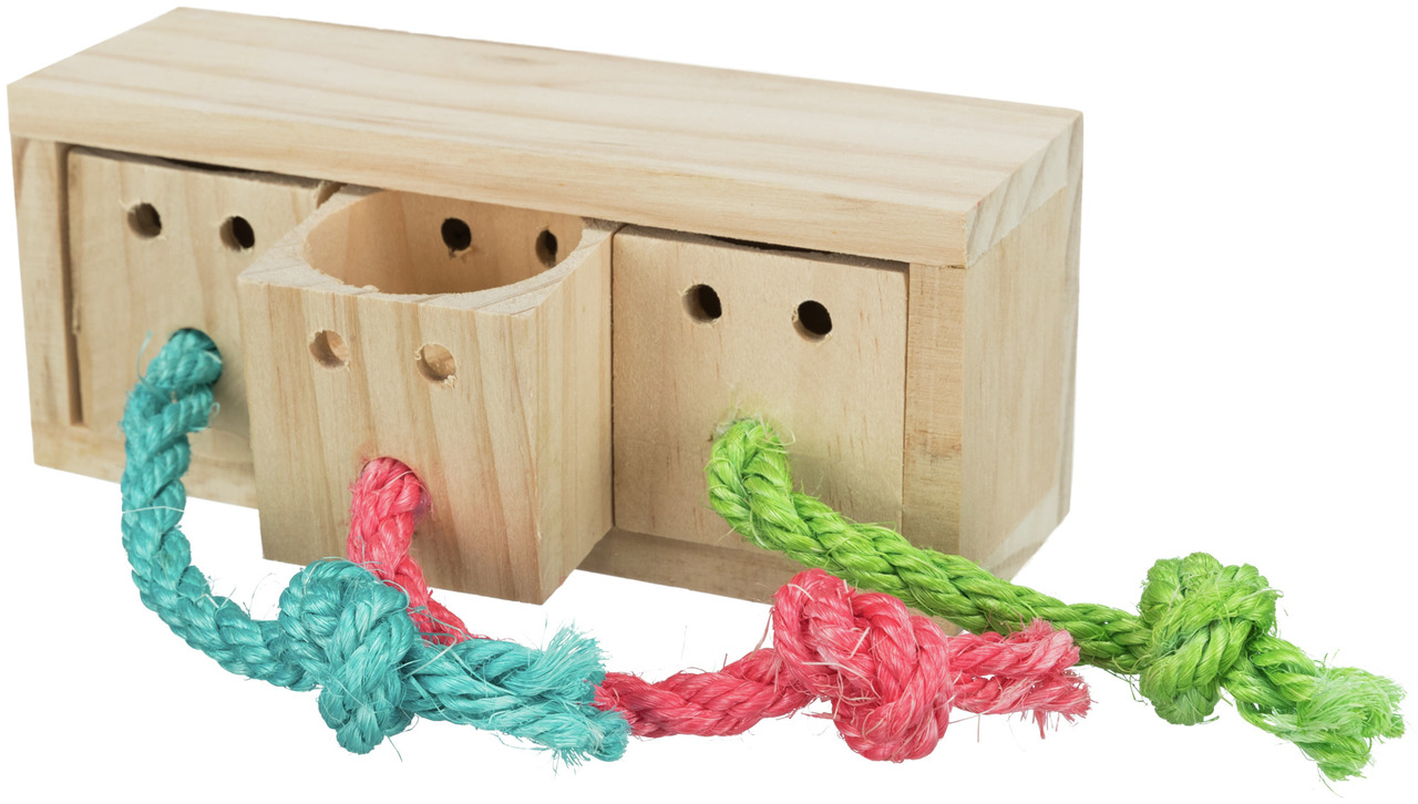 Holzspielzeug für Kleintiere von TRIXIE, geeignet für Nagetiere wie Hamster oder Mäuse. Das Spielzeug besteht aus einem rechteckigen Holzblock mit Löchern und bunten Seilen in Grün, Rot und Blau, die durch die Öffnungen gefädelt sind. Fördert die Aktivitä
