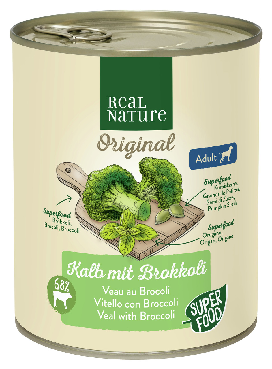 Das Bild zeigt eine Dose Hundefutter der Marke Real Nature mit der Aufschrift „Original“. Das Produkt ist für ausgewachsene Hunde (Adult) geeignet und trägt die Geschmacksrichtung „Kalb mit Brokkoli“. Es enthält Superfoods wie Brokkoli, Kürbiskerne und Or
