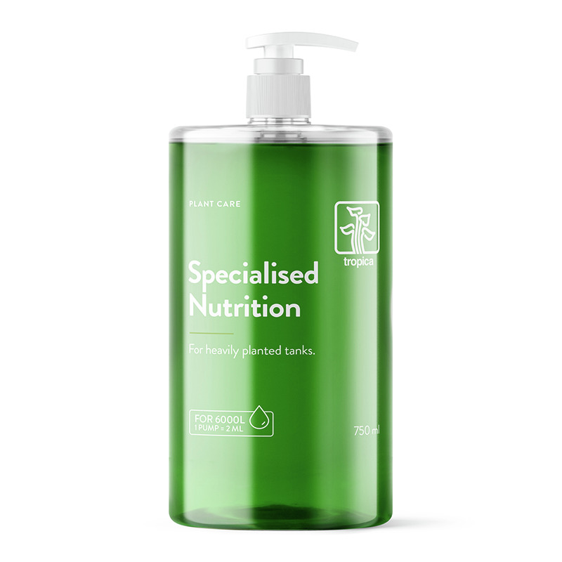 Das Bild zeigt eine grüne 750-ml-Flasche des Produkts „Tropica Specialised Nutrition“ mit Pumpspender. Dieses Düngemittel ist speziell für stark bepflanzte Aquarien entwickelt. Die Verpackung weist darauf hin, dass 1 Pumpstoß 2 ml entspricht und für bis z