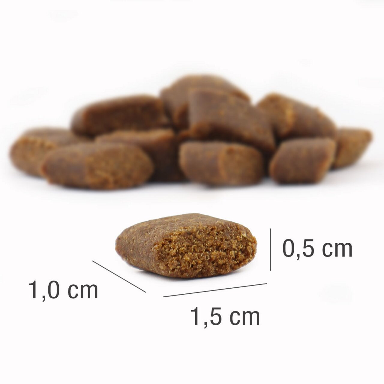 PLATINUM Snacks für Hunde, Huhn, Fleischwürfel, 300 g. Zeigen die Maße eines Würfels: 1,5 cm x 1,0 cm x 0,5 cm.