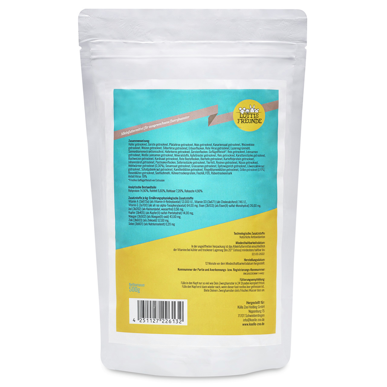 Das Bild zeigt eine weiße Verpackung des Produkts „Lottis Freunde“, einem Alleinfuttermittel für Zwerghamster. Die Zielgruppe sind Kleintierhalter. Die Verpackung enthält 500 g Futter und hebt eine ausgewogene Ernährung hervor. Auf der Rückseite sind Inha