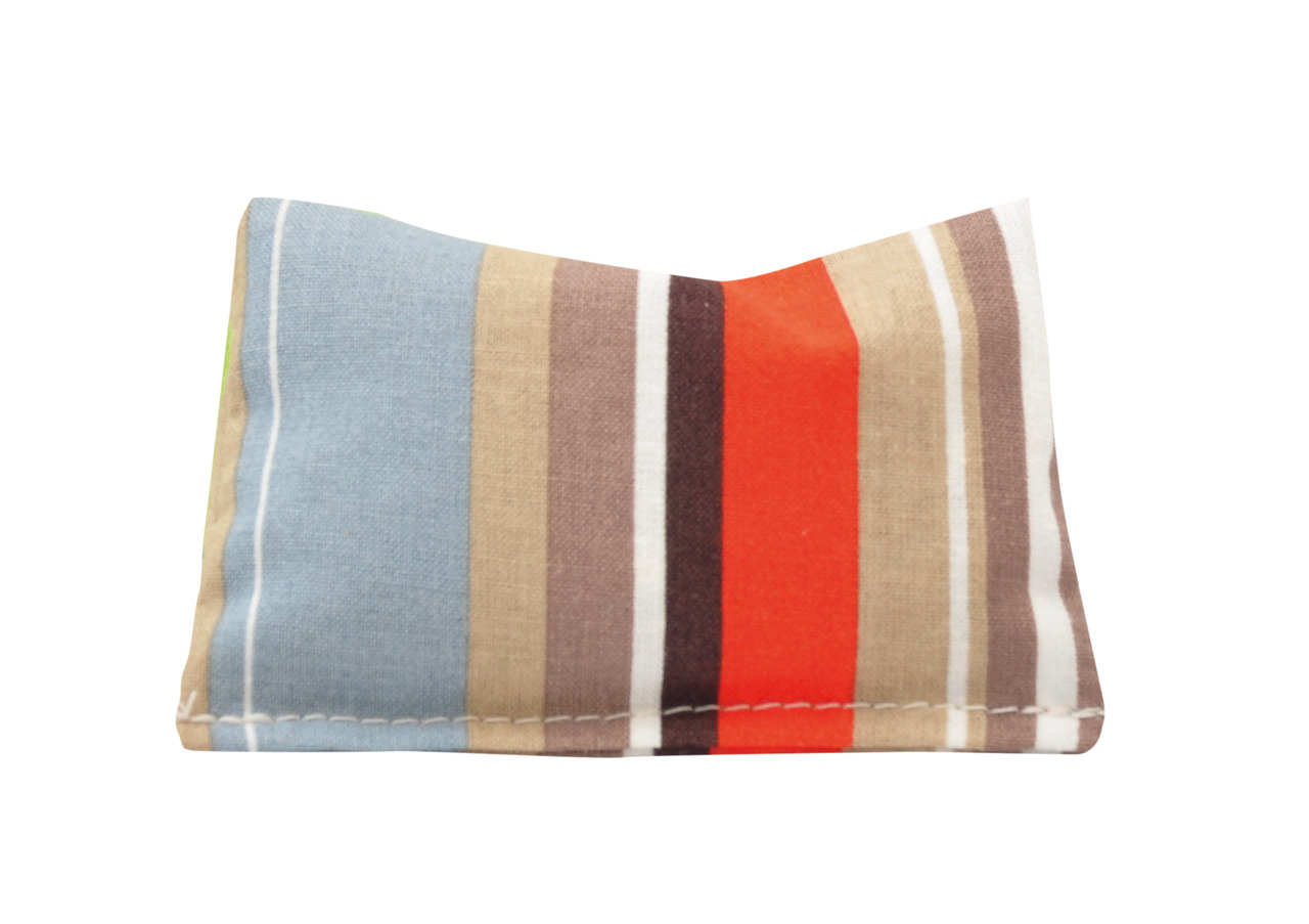 Ein rechteckiges Katzenspielkissen der Marke Aumüller, gefüllt mit Baldrian, speziell für Katzen entwickelt. Das Kissen zeigt ein modernes Streifendesign in Blau, Beige, Braun, Weiß und Orange. Es dient der Unterhaltung und Entspannung von Katzen. Maße un