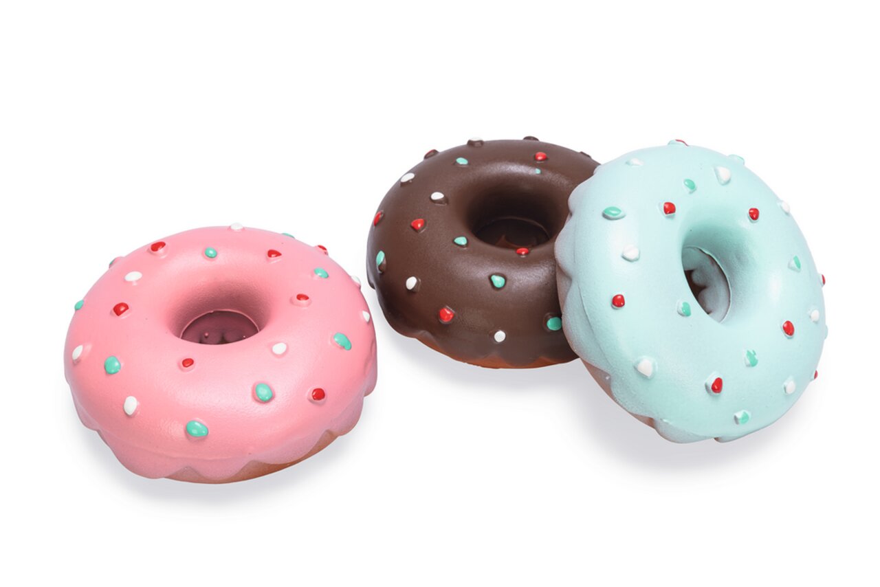 Kauspielzeug für Hunde von Karlie in Donut-Design, Farben: Rosa, Braun, Blau, mit Streudekor, langlebig und bissfest.