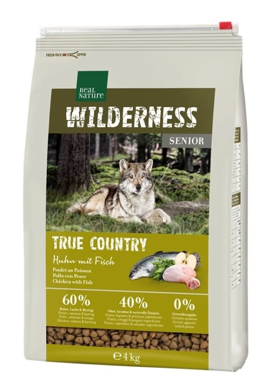 Das Bild zeigt eine 4-kg-Packung des Hundefutters „REAL NATURE WILDERNESS TRUE COUNTRY Senior“ mit der Geschmacksrichtung Huhn mit Fisch. Es ist speziell für ältere Hunde geeignet. Die Verpackung hebt hervor: 60 % Huhn, Lachs & Hering, 40 % Obst, Gemüse &