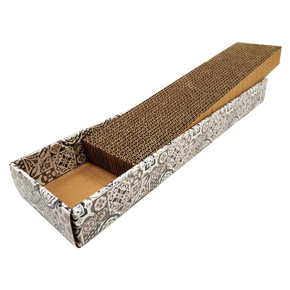 Das Bild zeigt den Croci Kratzbrett-Karton für Katzen, ein Produkt aus dem Tierbedarf. Es handelt sich um ein rechteckiges Kratzbrett aus Wellpappe, das in einer dekorativen Box mit schwarz-weißen Mustern geliefert wird. Zielgruppe sind Katzenhalter, die 