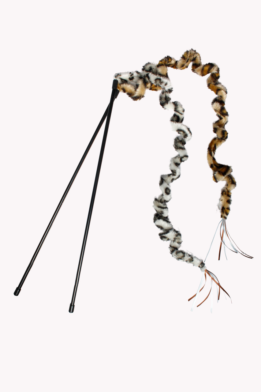 Das Bild zeigt das Katzenspielzeug „Karlie Flamingo Katzenspielangel Leopard“ für Katzen. Es besteht aus einer langen, flexiblen Angel mit einem Plüschband in Leopardenmuster und Federn am Ende. Dieses interaktive Spielzeug fördert die Bewegung und den Sp