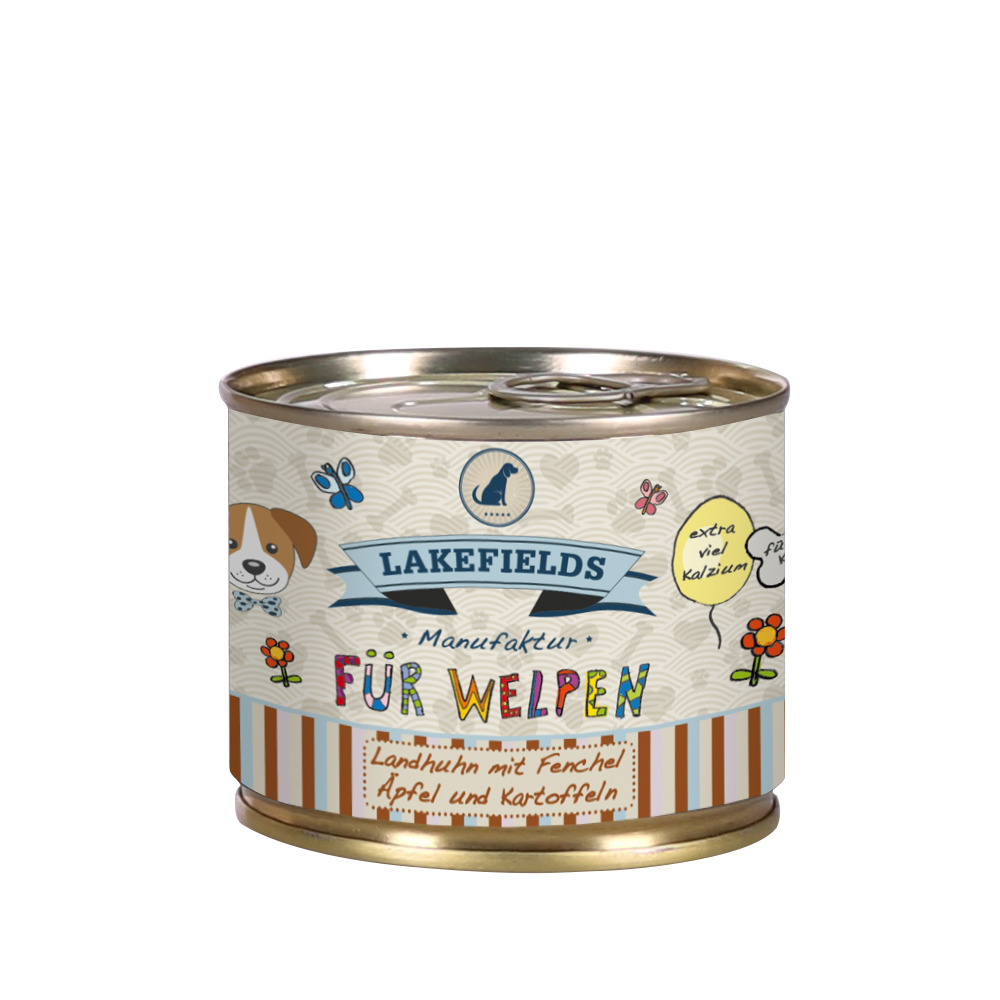 Das Bild zeigt eine Dose Hundefutter der Marke Lakefields, speziell für Welpen. Die Sorte ist „Landhuhn mit Fenchel, Apfel und Kartoffeln“. Auf der Dose steht „extra viel Kalzium“, was auf die Unterstützung des Wachstums hinweist. Die Menge beträgt 200 g.