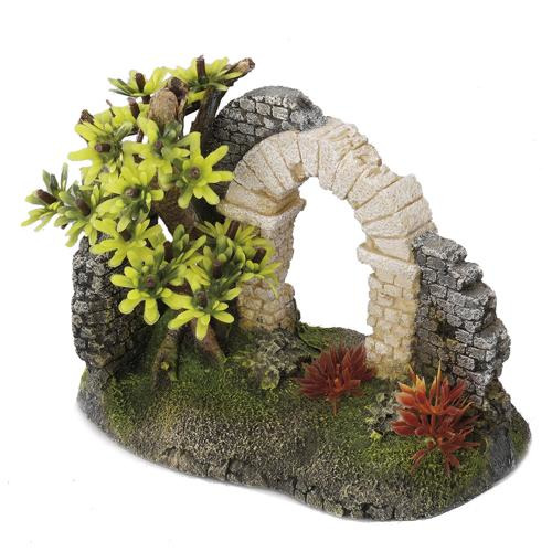 Ein dekoratives Aquarium-Accessoire der Marke AQUA DELLA: Eine naturgetreue Nachbildung einer alten Steinruine mit einem Bogen, umgeben von künstlichen Pflanzen in Grün- und Rottönen. Ideal für Aquarienliebhaber, um eine realistische Unterwasserlandschaft