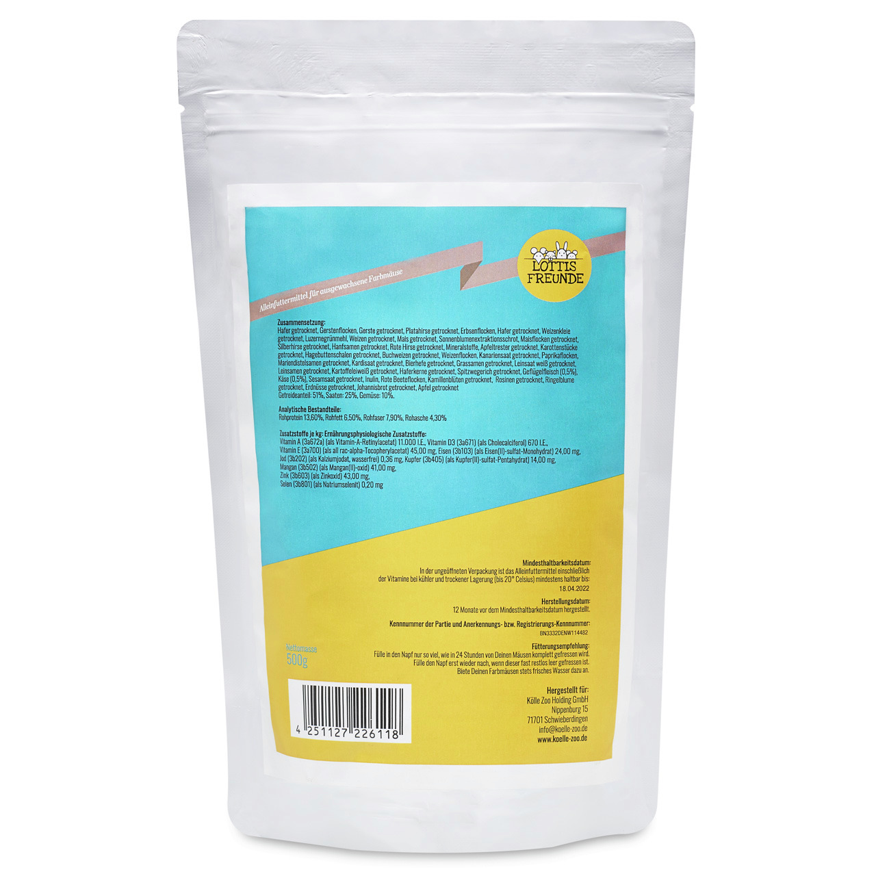 Das Bild zeigt eine weiße, wiederverschließbare Verpackung des Produkts „Lottis Freunde – Alleinfuttermittel für ausgewachsene Zwergkaninchen“. Die Zielgruppe sind Zwergkaninchenhalter. Die Verpackung enthält 500 g Futter, das aus hochwertigen Zutaten bes