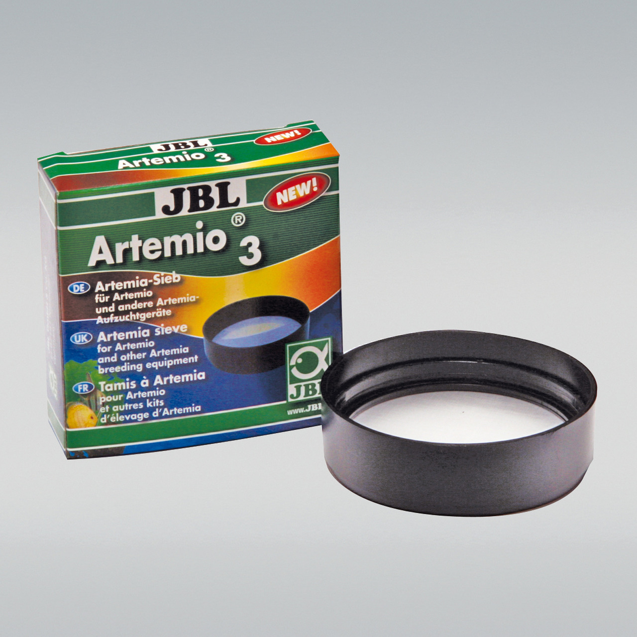 Das Bild zeigt das Produkt JBL Artemio 3, ein Artemia-Sieb für die Zucht von Artemia und andere Artemia-Aufzuchtgeräte. Die Zielgruppe sind Aquarienbesitzer und Züchter. Die Verpackung ist grün mit bunten Akzenten und enthält ein schwarzes Sieb. Das Produ