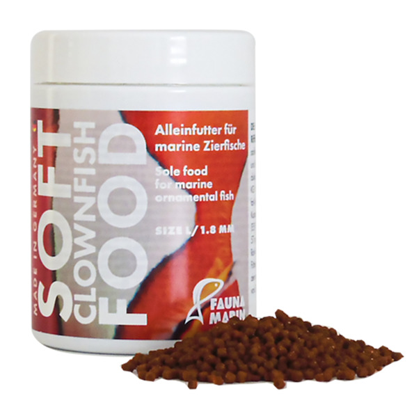 Das Bild zeigt eine weiße Dose des Produkts „Soft Clownfish Food“ der Marke Fauna Marin. Es handelt sich um Alleinfutter für marine Zierfische, speziell für Clownfische. Die Geschmacksrichtung ist nicht angegeben. Die Pellets haben eine Größe von 1,8 mm. 