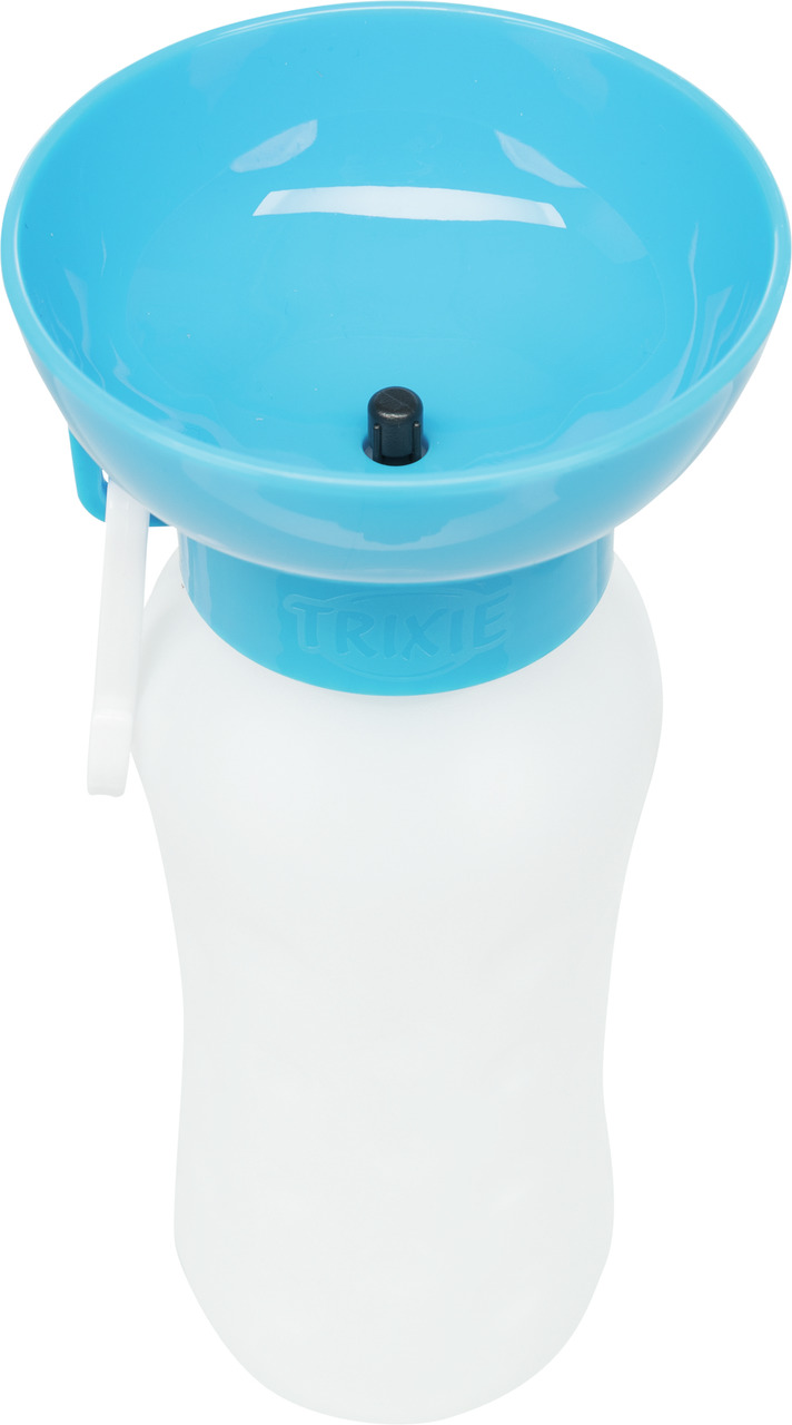 Das Bild zeigt die TRIXIE Trinkflasche mit integriertem Wassernapf für Hunde. Die Zielgruppe sind Hundebesitzer, die unterwegs eine praktische Lösung für die Wasserversorgung ihrer Tiere suchen. Der Napf ist blau, die Flasche weiß, und das Produkt ist ide