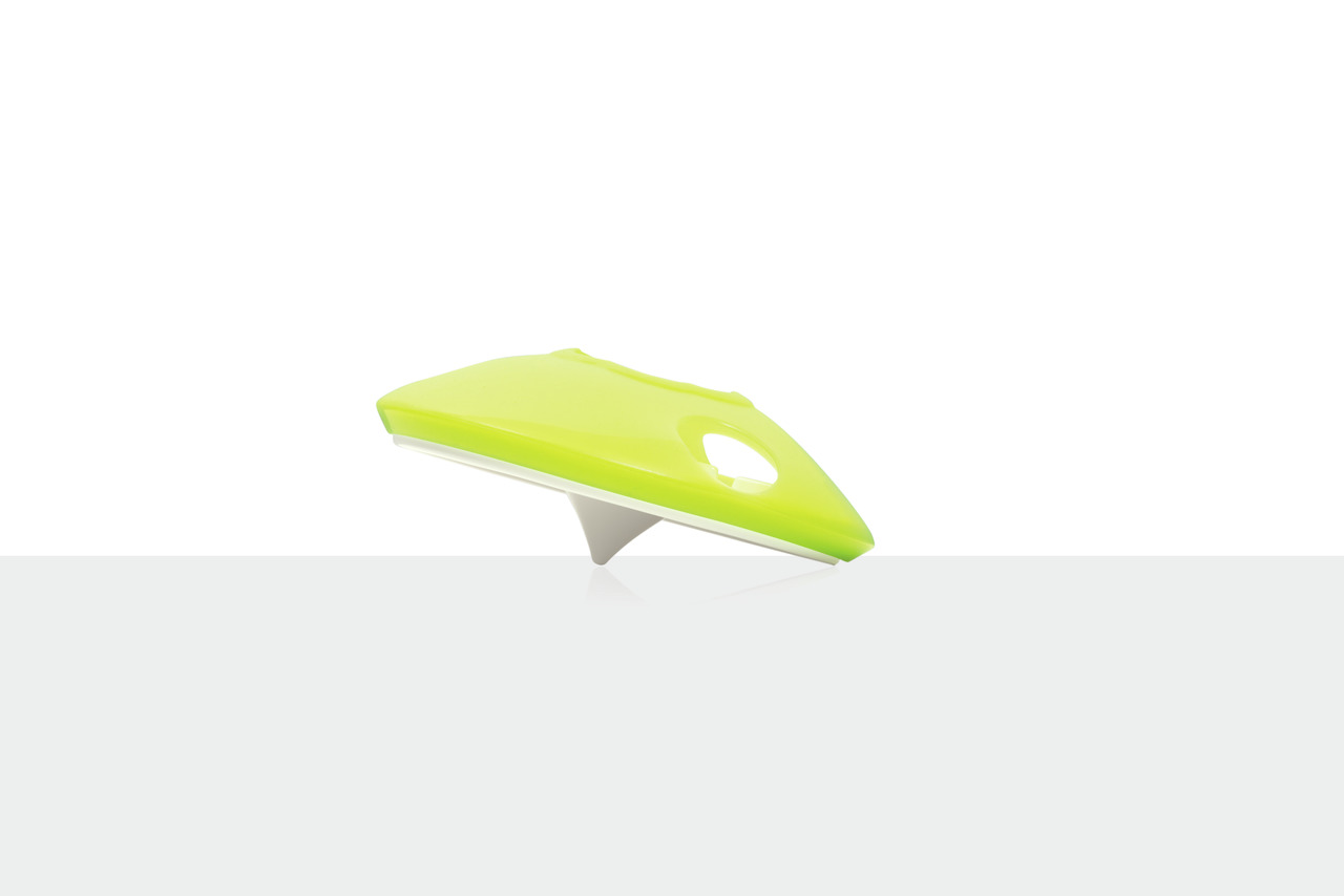 Das Bild zeigt das Catit Senses 2.0 Gras-Kit, ein Zubehör für Katzen, das speziell für die Förderung der natürlichen Kau- und Spielbedürfnisse entwickelt wurde. Das Produkt ist in einem auffälligen Gelbgrün gehalten und besteht aus einem stabilen Kunststo