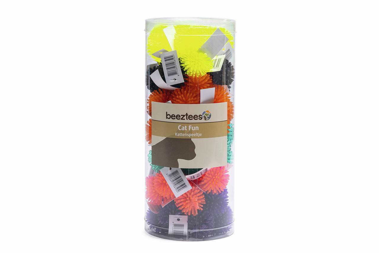 Das Bild zeigt eine durchsichtige Kunststoffverpackung mit dem Produkt „Beeztees Cat Fun Katzenspielzeug“. Die Zielgruppe sind Katzen. Enthalten sind bunte, stachelige Spielbälle in Neonfarben wie Gelb, Orange, Grün, Lila und Schwarz. Die Verpackung trägt