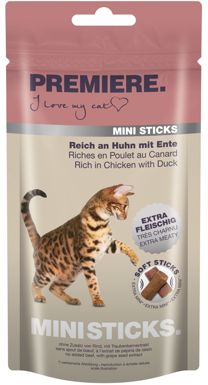Das Bild zeigt eine Verpackung der Marke PREMIERE mit der Aufschrift „I love my cat“. Es handelt sich um „Mini Sticks“ für Katzen, reich an Huhn und Ente. Die Geschmacksrichtung ist extra fleischig. Die Verpackung enthält weiche Sticks ohne Zusatz von Rin