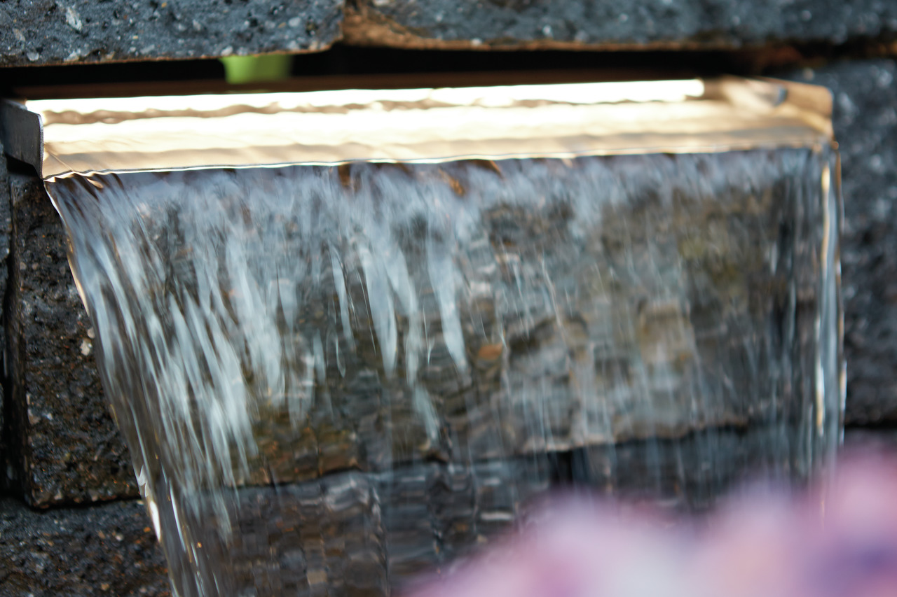 Oase Wasserfallaufsatz, Edelstahl, moderner Look, gleichm. Wasserfluss, eleganter Effekt, ideal für Steinmauern, nat. Atmosphäre.