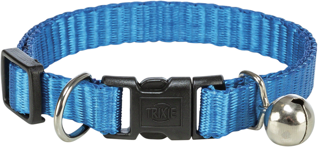 Blaues TRIXIE Katzenhalsband aus robustem Nylon mit verstellbarer Größe, geeignet für Katzen. Ausgestattet mit einem Sicherheitsverschluss, einem kleinen Glöckchen und einem Metallring zur Befestigung. Ideal für den täglichen Gebrauch, bietet Komfort und 