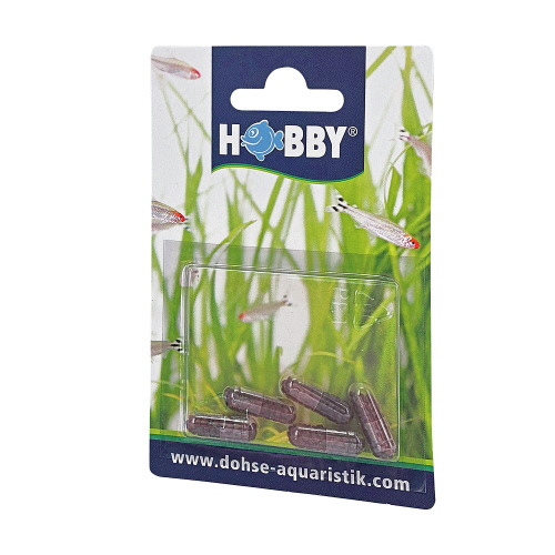 HOBBY Artemia Eier-Kapseln, Futter f. Zierfische, ideal f. Jungfische, Aquaristik, mehrere Kapseln, Verpackung: Fische vor grünem Hintergrund.