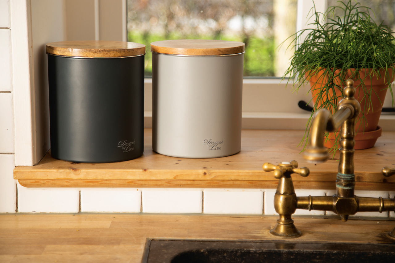 Designed by Lotte" Futterbehälter, Metall, Holzdeckel, schwarz & grau, ideal f. Tierfutter, stilvoll & funktional, 2 Stück.;;;;;;;;;;;;;;;;;;;;;;;;;;;;;;;;