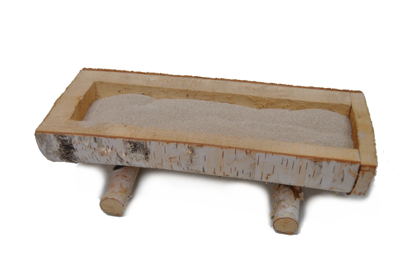 Ein rechteckiger Futternapf aus natürlichem Birkenholz, gefüllt mit feinem Sand. Das Produkt ist von der Marke Ollesch und eignet sich für Kleintiere wie Hamster oder Mäuse. Der Napf steht stabil auf zwei runden Holzfüßen und bietet eine natürliche Optik,
