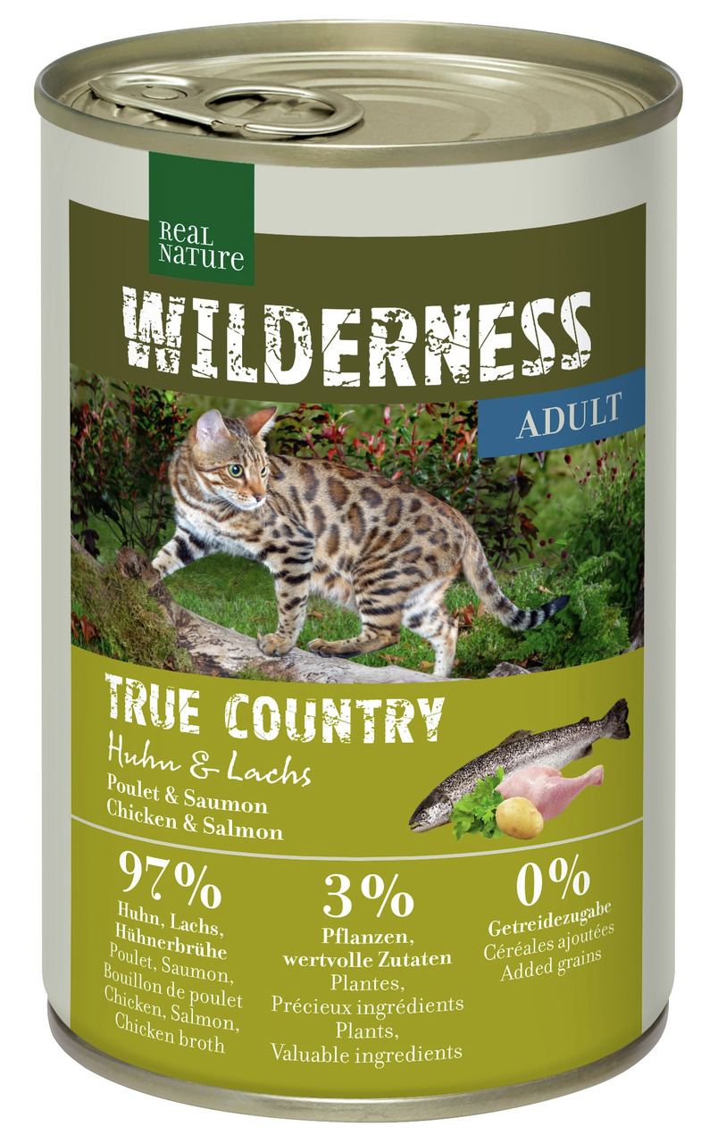 Das Bild zeigt eine Dose Katzenfutter der Marke REAL NATURE aus der Produktlinie WILDERNESS mit der Sorte "True Country – Huhn & Lachs". Es ist für ausgewachsene Katzen (Adult) geeignet. Die Rezeptur besteht zu 97 % aus Huhn, Lachs und Hühnerbrühe, 3 % au