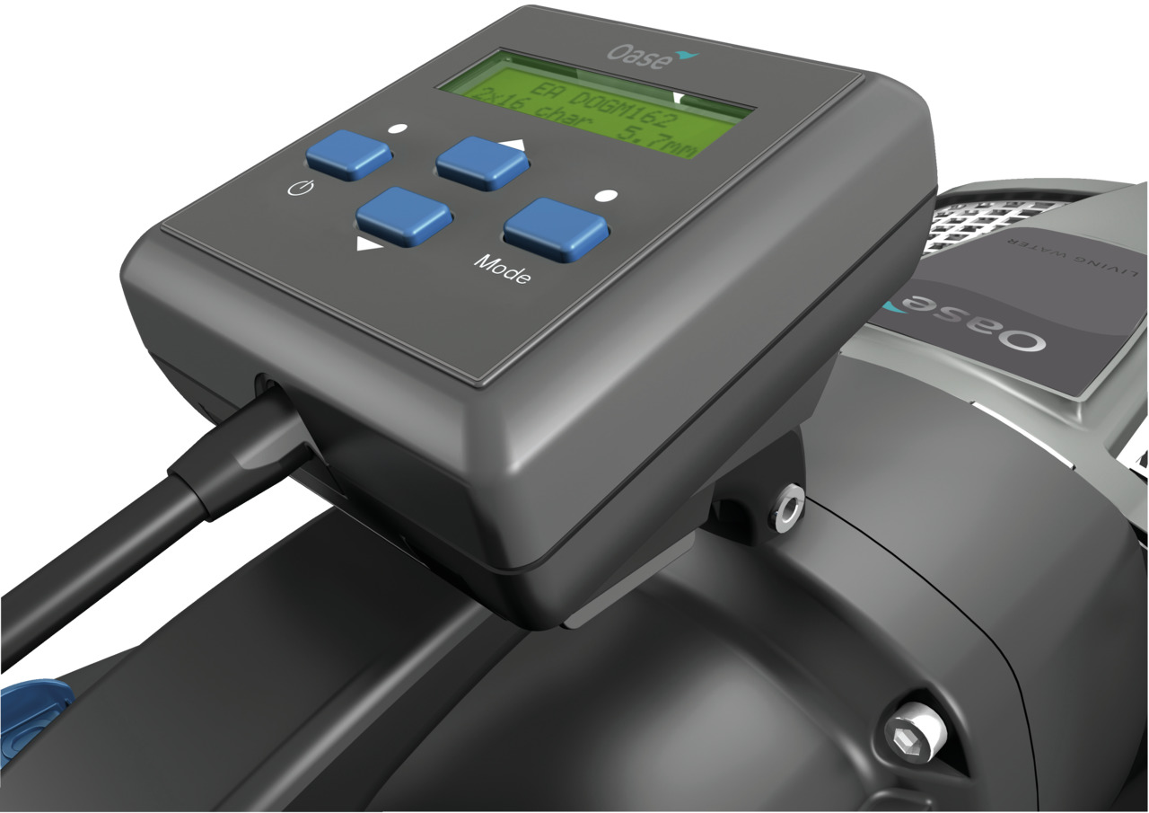 Das Bild zeigt eine Nahaufnahme der Oase AquaMax Eco Expert 21000, eine leistungsstarke Teichpumpe für den Einsatz in Gartenteichen und Wasseranlagen. Zu sehen ist das digitale Steuerungsmodul mit einem Display und vier blauen Tasten zur einfachen Bedienu