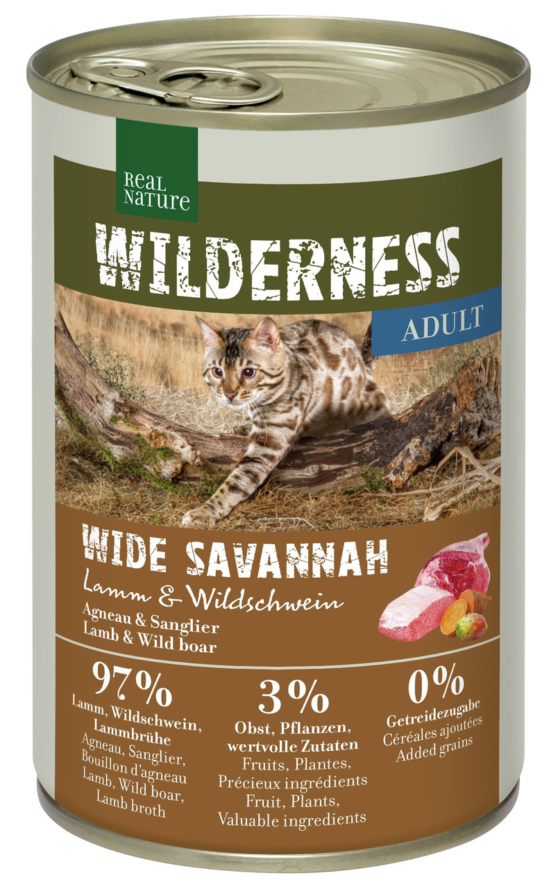 Das Bild zeigt eine Dose Katzenfutter der Marke REAL NATURE mit der Produktlinie WILDERNESS und der Sorte "Wide Savannah". Es handelt sich um ein Nassfutter für ausgewachsene Katzen (Adult) mit den Hauptzutaten Lamm und Wildschwein. Die Rezeptur besteht z