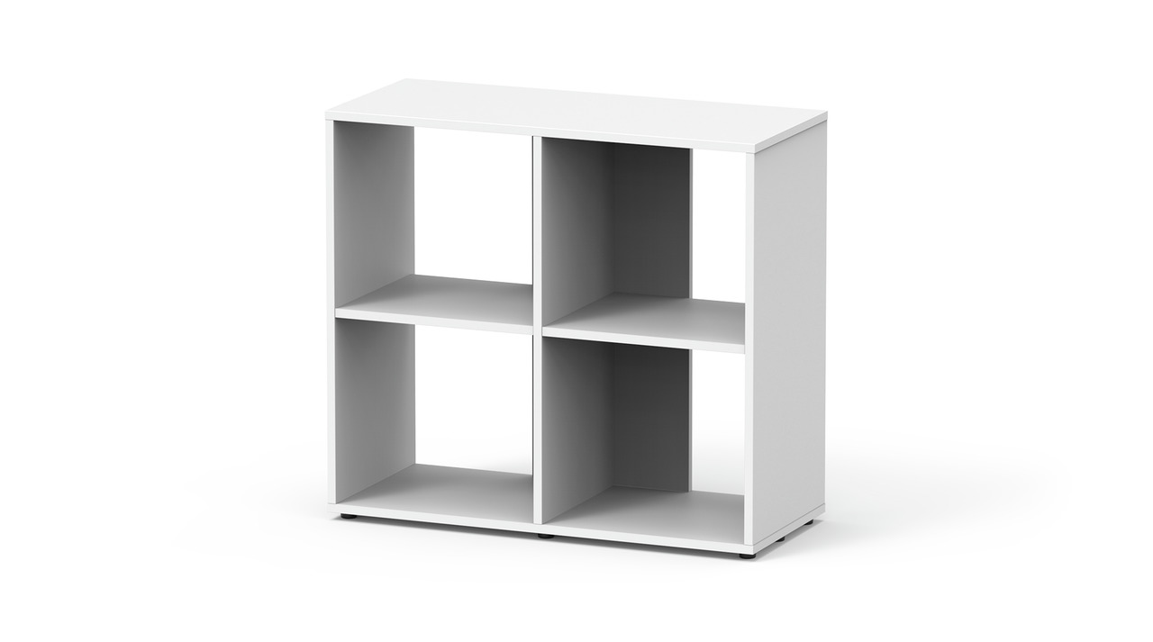 Ein weißes, modernes Regal mit vier offenen Fächern, ideal zur Aufbewahrung von Büchern, Dekoration oder anderen Gegenständen. Das Regal hat eine minimalistische Optik und steht stabil auf einer flachen Basis. Perfekt für Wohn- oder Arbeitsräume, um Ordnu