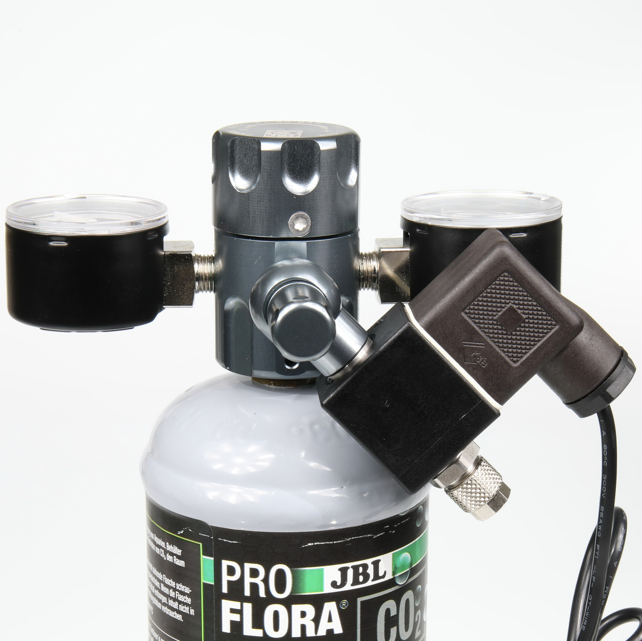 Das Bild zeigt das JBL ProFlora CO2-Druckminderer-Set, ein hochwertiges Zubehör für Aquarien. Es richtet sich an Aquarienbesitzer, die eine präzise CO2-Zufuhr für ihre Pflanzen benötigen. Das Set umfasst einen robusten Druckminderer mit zwei Manometern un