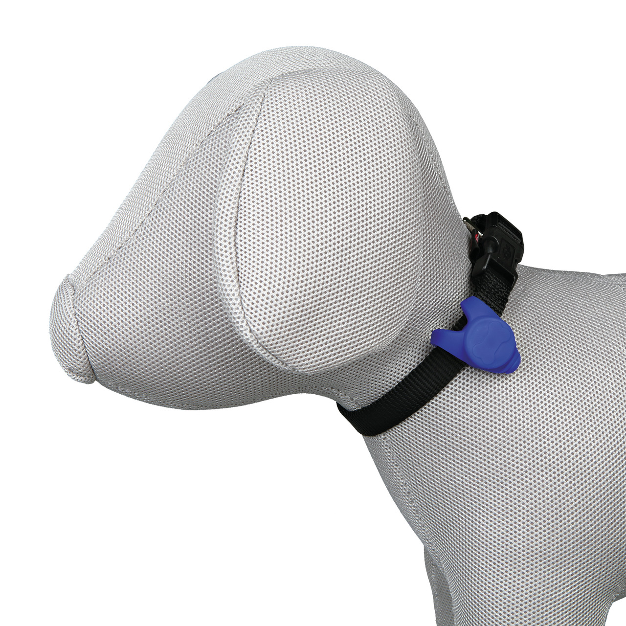 Das Bild zeigt ein TRIXIE Hundehalsband mit Klickverschluss und einem blauen Klicker, der für das Training von Hunden verwendet wird. Das Halsband ist schwarz und verstellbar, passend für Hunde verschiedener Größen. Es ist an einem Modellhund dargestellt,