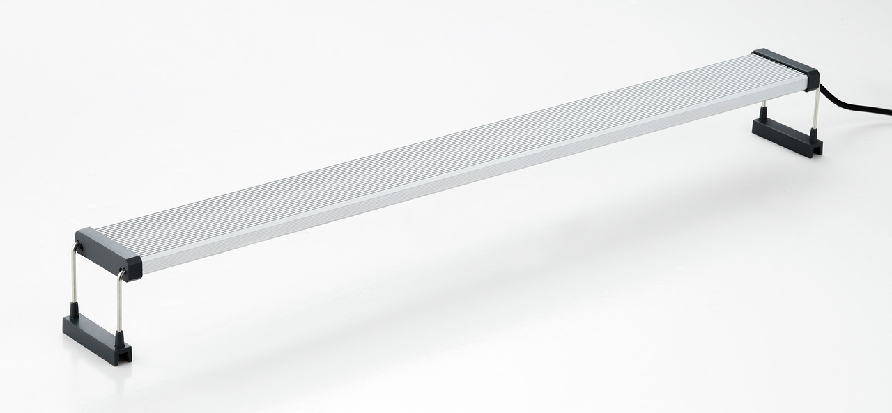 Das Bild zeigt die Chihiros LED-Aquarienleuchte WRGB II, eine hochwertige Beleuchtungslösung für Aquarien. Die schlanke, silberne Leuchte ist auf verstellbaren Halterungen montiert und bietet eine gleichmäßige Lichtverteilung. Sie eignet sich ideal für Aq
