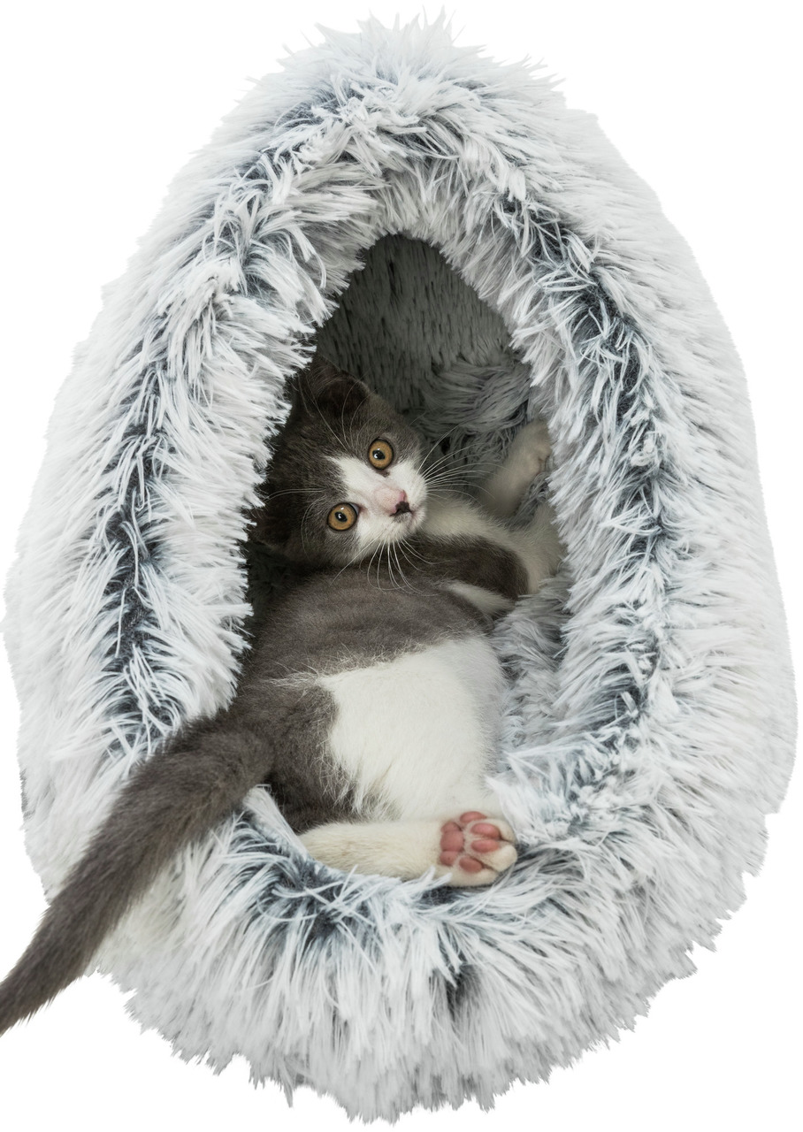 Das Bild zeigt ein gemütliches Katzenbett der Marke TRIXIE, speziell für Katzen als Zielgruppe. Es handelt sich um ein ovales Kuschelbett mit weichem, grauem Plüschbezug, das ideal für kleine bis mittelgroße Katzen geeignet ist. Im Inneren liegt eine grau