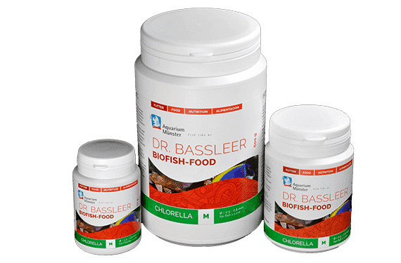 Das Bild zeigt drei Dosen des Fischfutters „Dr. Bassleer Biofish Food Chlorella“ der Marke Aquarium Münster. Die Zielgruppe sind Zierfische. Das Produkt enthält Chlorella-Algen, die für eine gesunde Ernährung und Vitalität der Fische sorgen. Die Dosen sin
