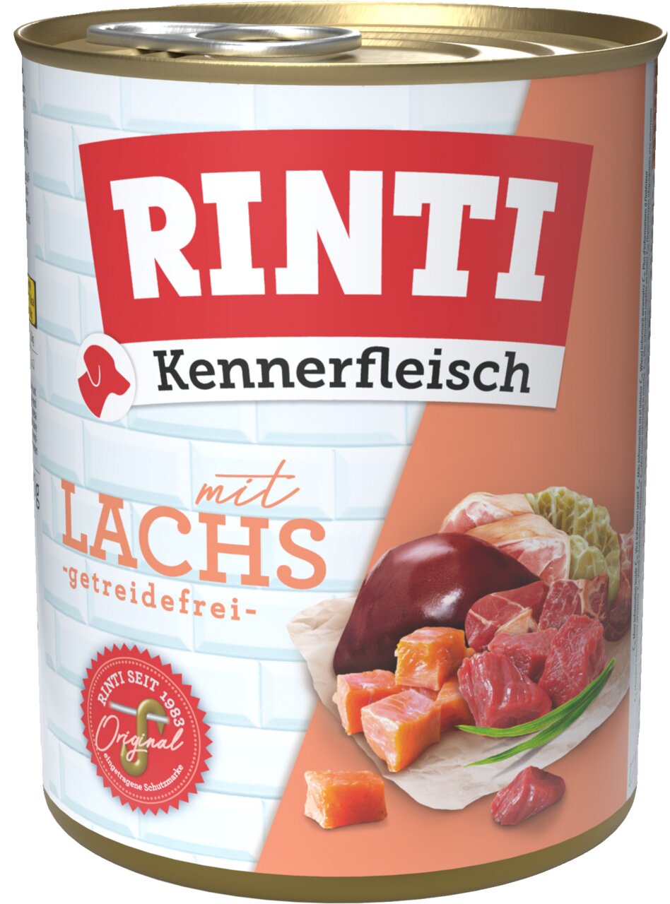 Das Bild zeigt eine Dose Hundefutter der Marke RINTI mit der Aufschrift „Kennerfleisch“. Es handelt sich um die Sorte „mit Lachs“, die getreidefrei ist. Die Zielgruppe sind Hunde. Auf der Dose sind Stücke von Lachs, Fleisch und Innereien abgebildet. Die M