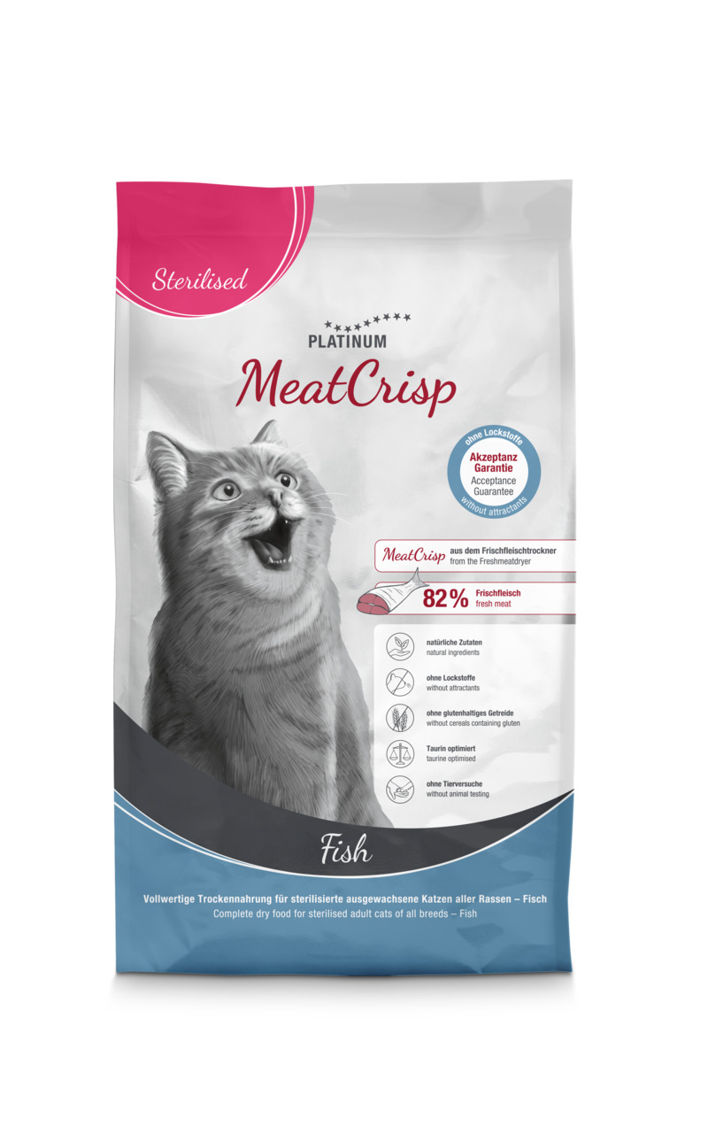Das Bild zeigt eine Verpackung des Katzenfutters „PLATINUM MeatCrisp“ in der Geschmacksrichtung Fisch. Es handelt sich um ein vollwertiges Trockenfutter für sterilisierte, ausgewachsene Katzen aller Rassen. Die Verpackung hebt hervor, dass 82 % Frischflei