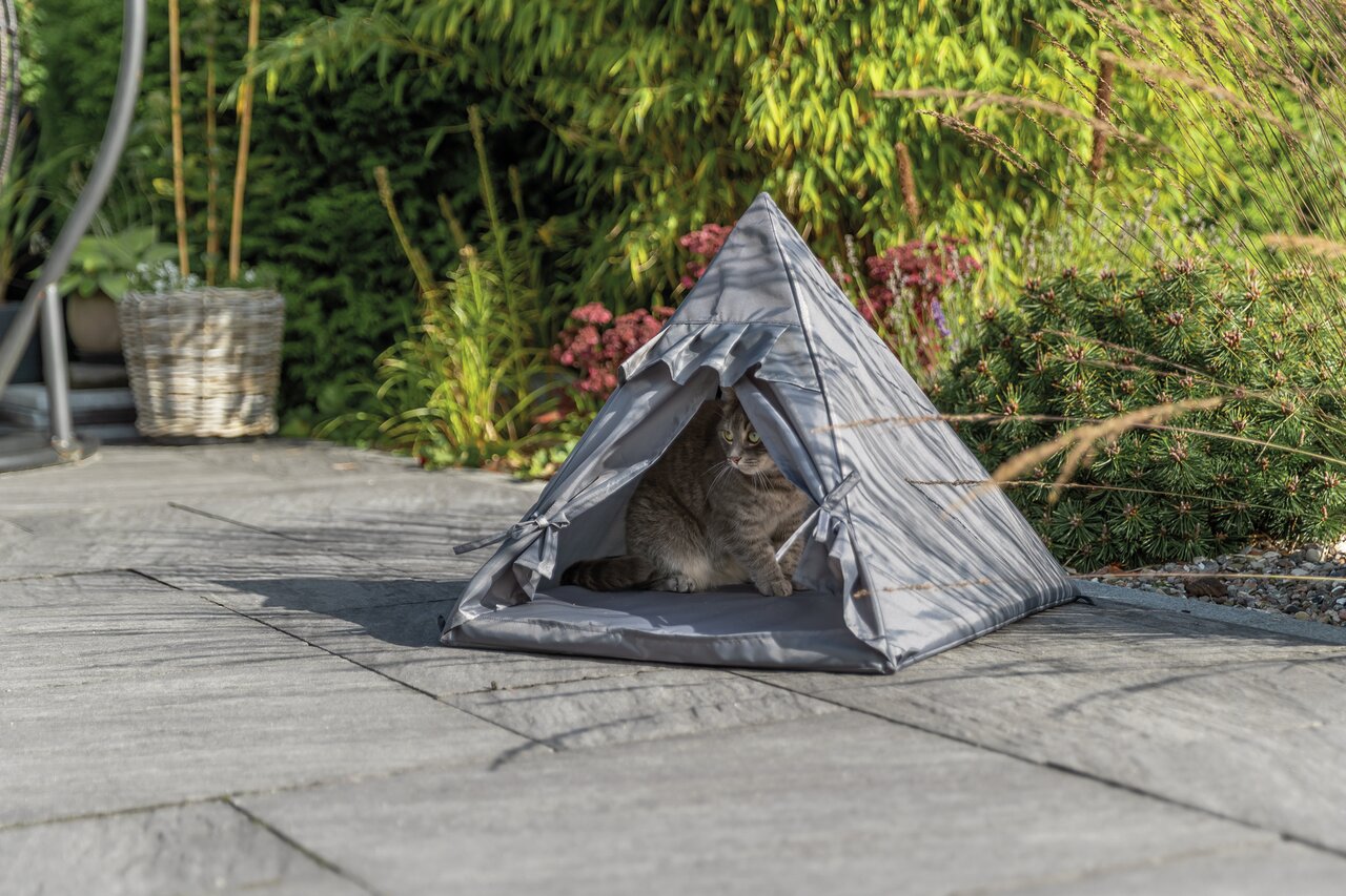 TRIXIE Katzenzelt für Katzen, grau, ideal für Outdoor und Garten, gemütlich, wetterbeständig, mit Katzenmotiv, Größe sichtbar.