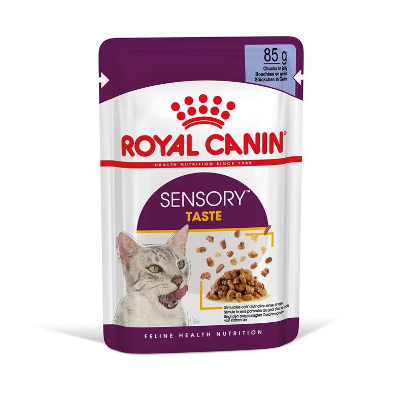 Das Bild zeigt eine Verpackung des Katzenfutters „ROYAL CANIN Sensory Taste“ in einer 85 g Portion. Es richtet sich an erwachsene Katzen und enthält saftige Stückchen in Gelee, die den Geschmackssinn der Katze stimulieren sollen. Die Verpackung ist weiß m