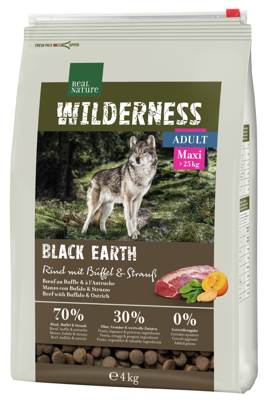 Das Bild zeigt eine Verpackung des Hundefutters „REAL NATURE WILDERNESS Black Earth“ für ausgewachsene Hunde großer Rassen (Maxi >25 kg). Die Geschmacksrichtung ist Rind mit Büffel und Strauß. Es enthält 70 % tierische Zutaten, 30 % Obst, Gemüse und wertv
