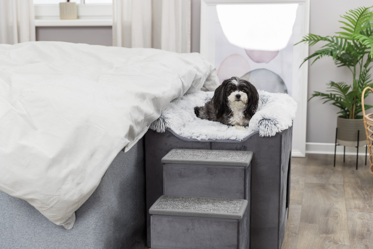 TRIXIE Hundebett m. Treppe, für kl. Hunde/ältere Tiere, grauer Plüsch, hoher Komfort, ideal für Innenbereich.